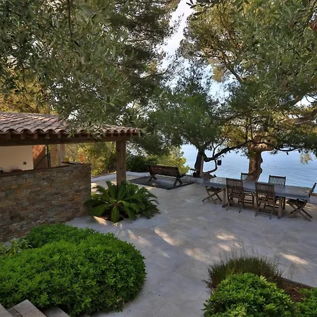 Mediterranean With Sea View In Bormes Le Pradet