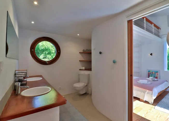 Mediterranean With Sea View In Bormes Le Pradet